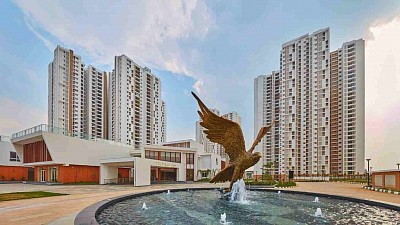 Prestige Falcon City Luxe, Phase 2 of Falcon City, is a luxury township on Kanakapura Road, South Bangalore. Spread across 41 acres, it offers 2,520 Vaastu-compliant 2, 3 & 4 BHK flats in 7 towers (G+30), priced from ₹1.4 Cr. Just 2 mins from Konankunte Metro, it enjoys seamless access to major IT hubs.